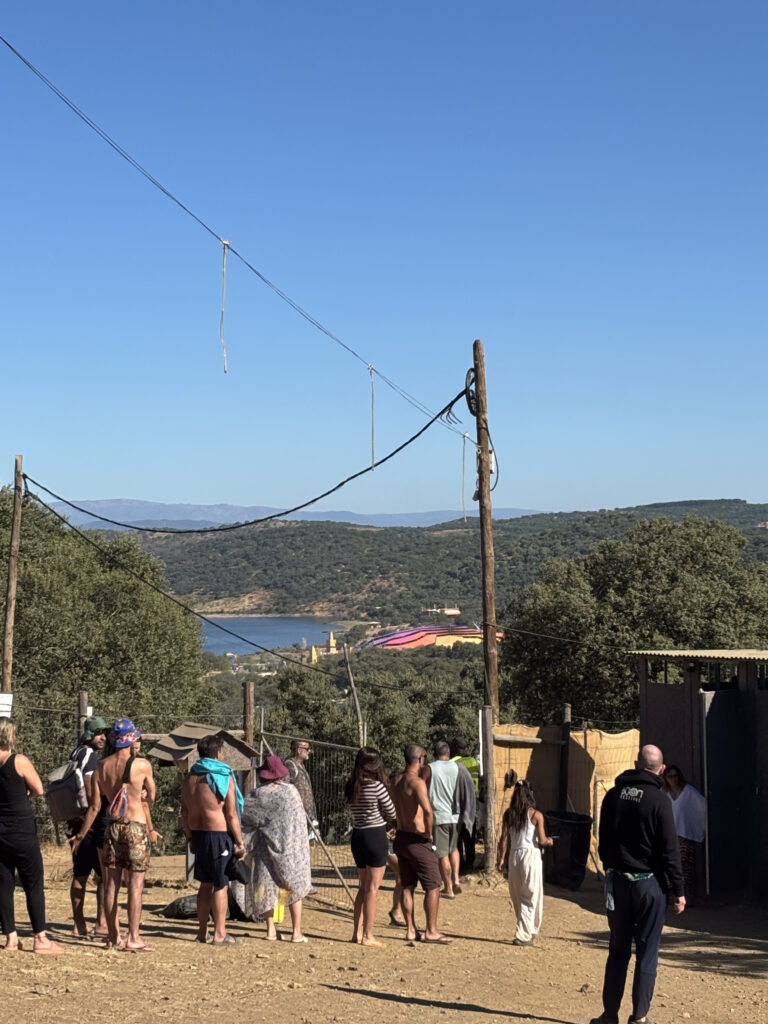 Baños y servicios cerca de la Cardboard Village