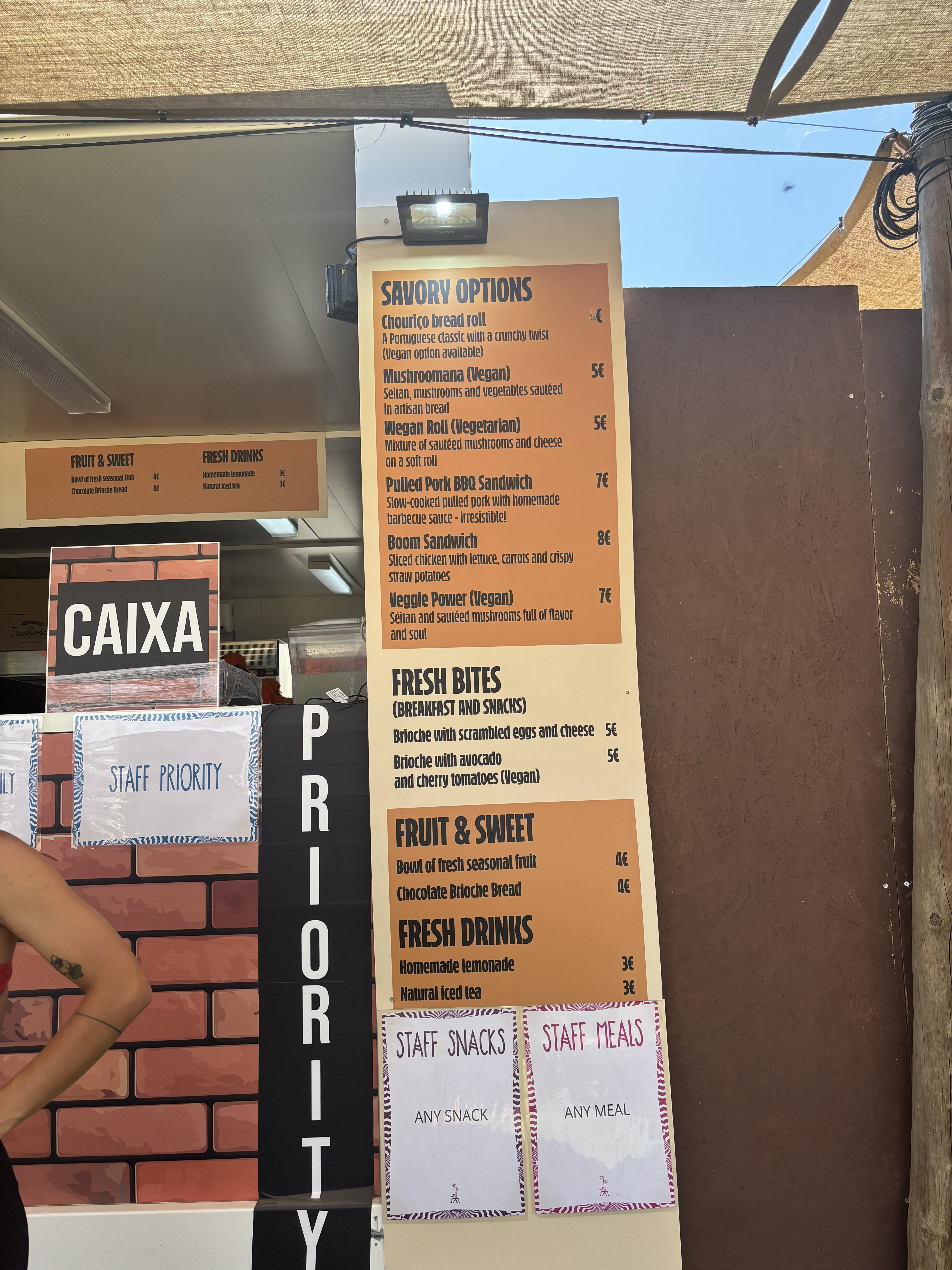 Comida servida en Boom Festival