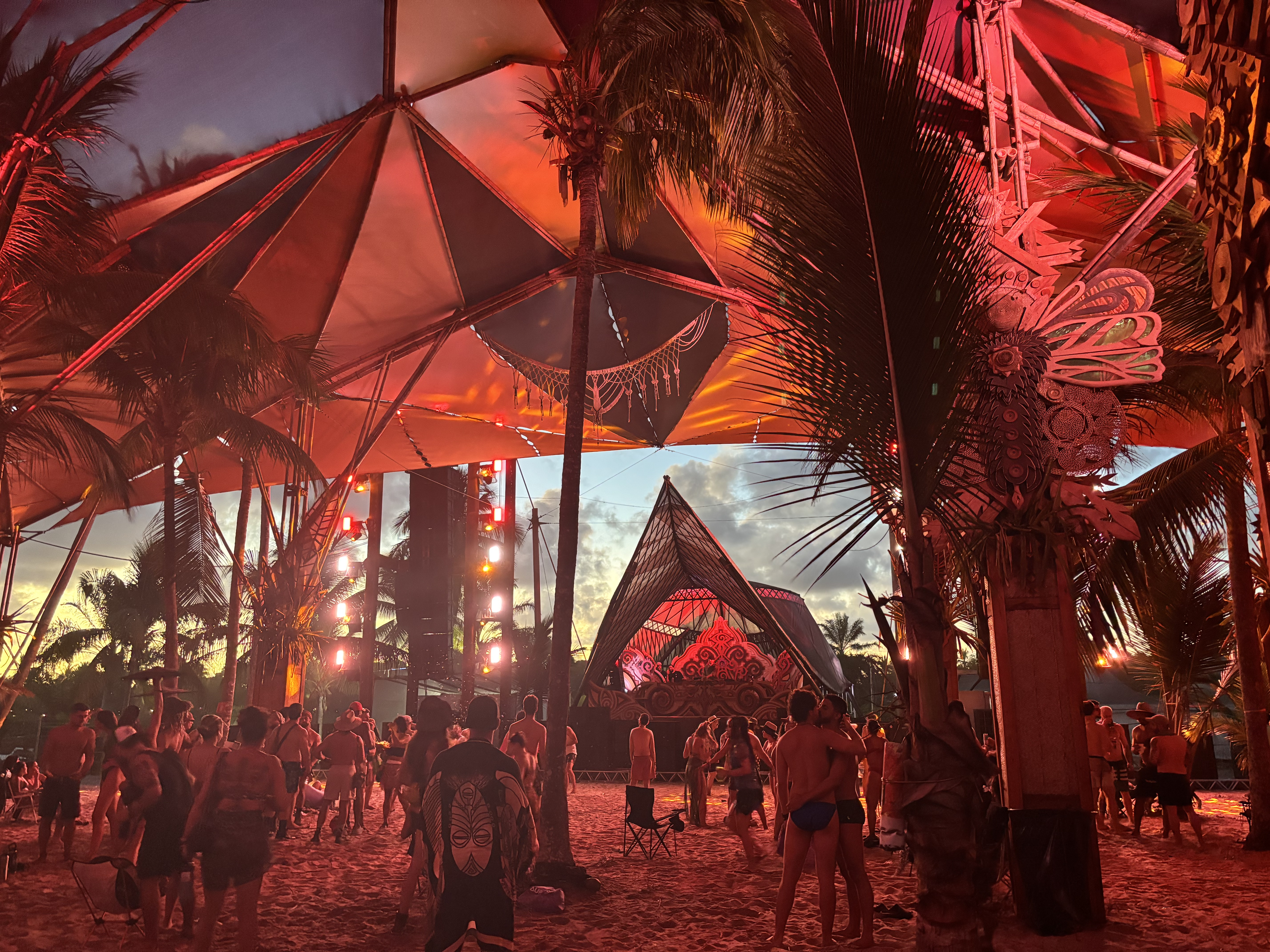 Playa y ambiente en Universo Paralello